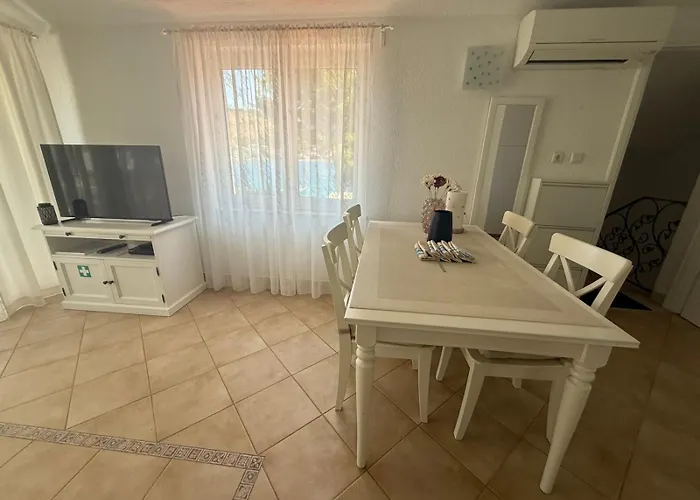 Zita Daire Rogoznica (Sibenik-Knin)